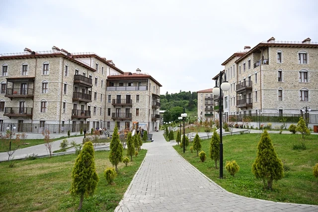 İlham Əliyev Sərdar Berdiməhəmmədov Şuşa şəhərində inşa edilmiş birinci yaşayış kompleksində olublar - FOTO