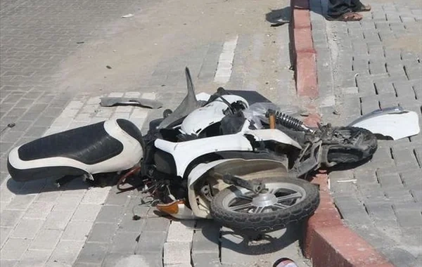Bakıda moped divara çırpıldı: Ölən var