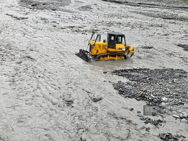 Zaqatala sel təhlükəsi ilə üz-üzə: Texnikalar cəlb edildi - Foto/Video
