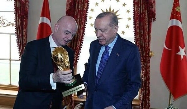 İnfantino Ərdoğana dünya kubokunu verdi