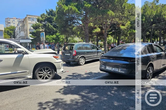 Sumqayıtda avtomobil əvvəl piyadanı, daha sonra digər maşını vurdu - FOTO