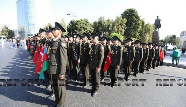 Bakıda hərbi orkestrlərin müşayiəti ilə yürüşlər başladı
