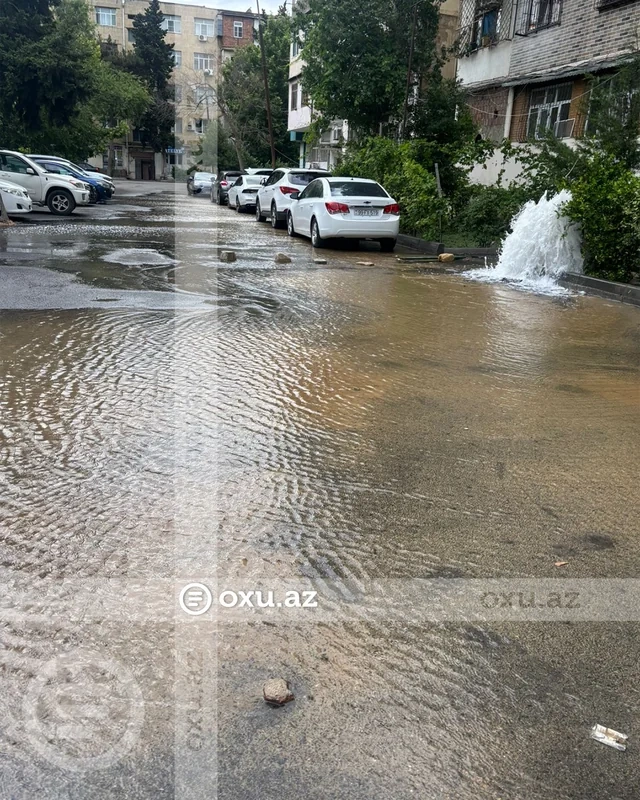 Bakıda boru partladı, küçəni su basdı - VİDEO - FOTO