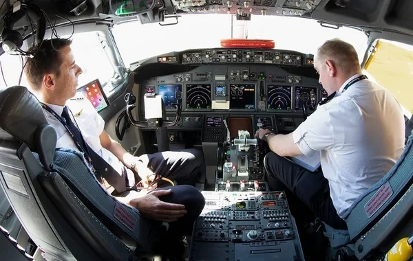 Britaniyaya uçan təyyarədə kütləvi zəhərlənmə: Pilot 9 min metrlikdə huşunu itirdi