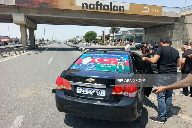 Goranboyda maşın arakəsməyə çırpılıb: Xəsarət alanlar var - FOTO