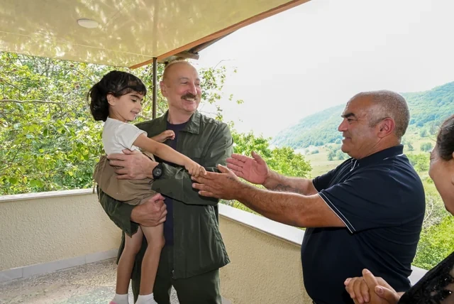 Prezident Kiçik Qaladərəsində görülən işlərlə tanış olub və kəndə qayıdan sakinlərlə görüşüb - FOTO