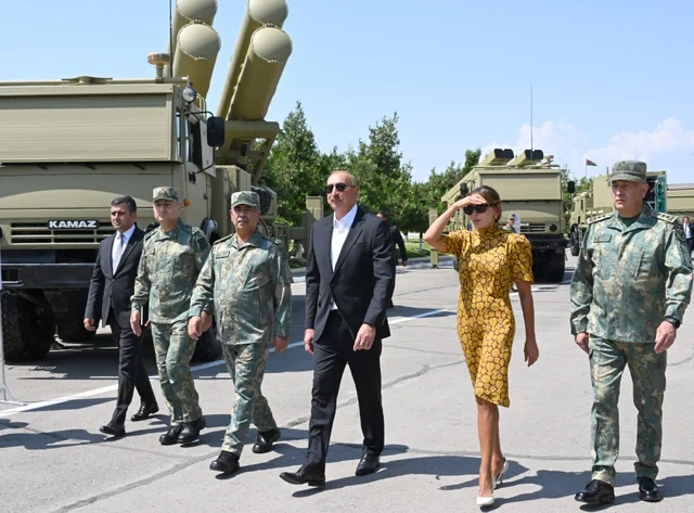 Prezident Əlahiddə Ümumqoşun Orduda yeni yaradılan komando hərbi hissələrinə Döyüş bayraqlarının verilməsi mərasimində iştirak edib - VİDEO