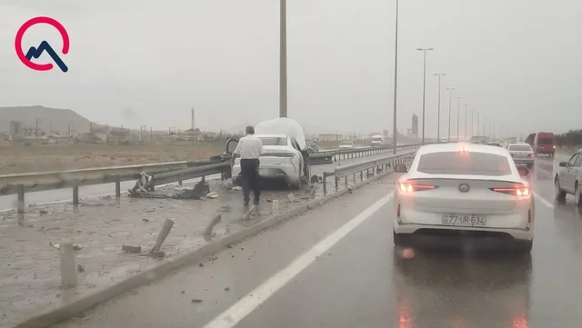 BYD arakəsməni dağıdıb işıq dirəyinə çırpıldı - FOTO