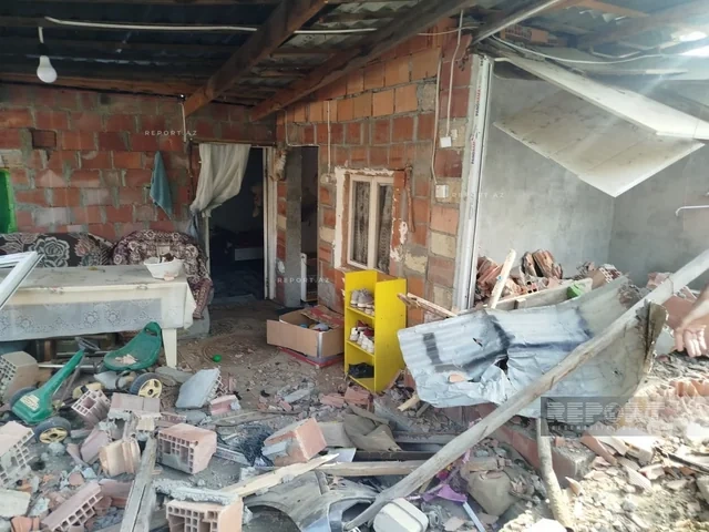 Bərdədə avtomobil yaşayış evinə çırpıldı: Xəsarət alanlar var - FOTO