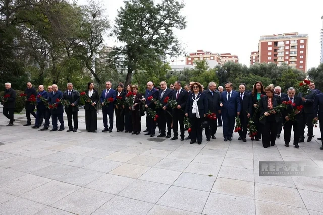 Milli Məclisin deputatları Atatürkün Bakıdakı abidəsini ziyarət ediblər - Foto