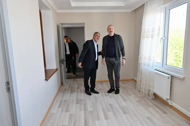 İlham Əliyev Şuşanın Böyük Qaladərəsi kəndində görülən işlərlə tanış olub, sakinlərlə görüşüb