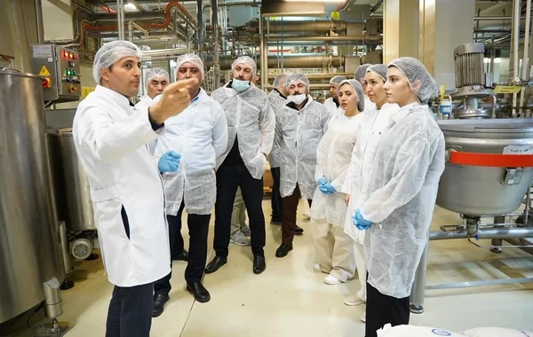 Media nümayəndələri "Made in Azerbaijan" brendini dünyaya tanıdan "Ulduz" fabriki ilə tanış olublar - FOTO