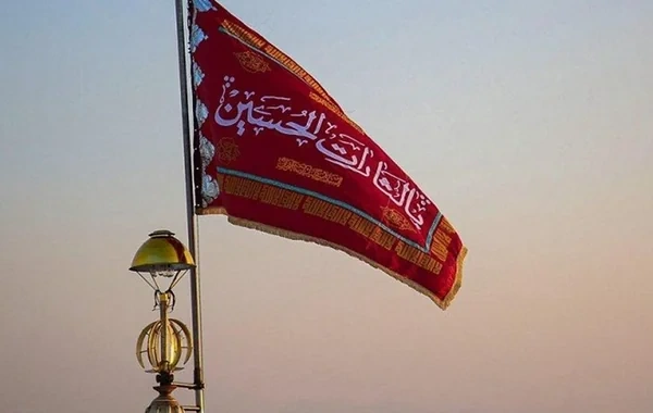 Tehranın əsas məscidi üzərində qisas çağırışı olan qırmızı bayraq qaldırılıb