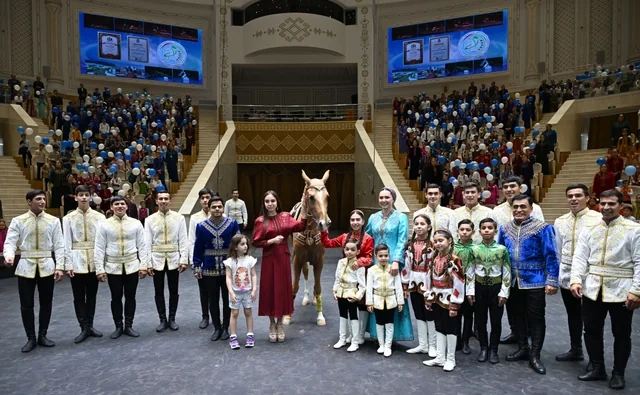 Leyla Əliyeva Arkadağ şəhərində əfsanəvi "Galkynyş" milli atüstü oyunlar qrupunun çıxışını izləyib - Foto