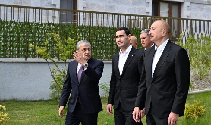 Prezidentlər Şuşada inşa edilmiş birinci yaşayış kompleksində...