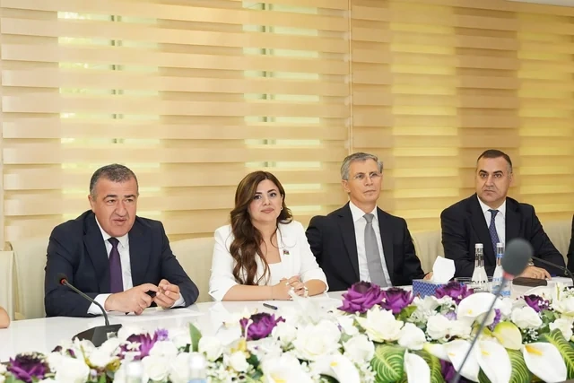 Xətai rayonunda ali məktəblərə qəbul olmuş və birinci sinfə başlayacaq şəhid övladları ilə görüş keçirilib