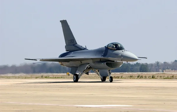 ABŞ-yə məxsus zədələnmiş "F-16" Səudiyyə Ərəbistanında təcili eniş etdi