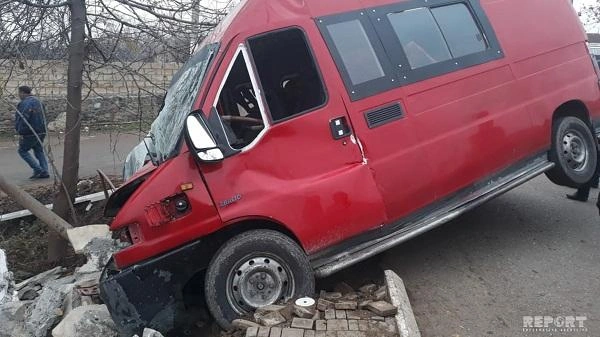 Lerikdə mikroavtobus dərəyə aşdı: yaralılar var