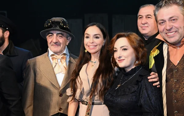 Leyla Əliyeva "Neft bumu hamıya gülümsəyir" tamaşasının nümayişində iştirak edib