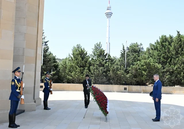 Slovakiya prezidenti Bakıda şəhidlərin xatirəsini anıb - FOTO