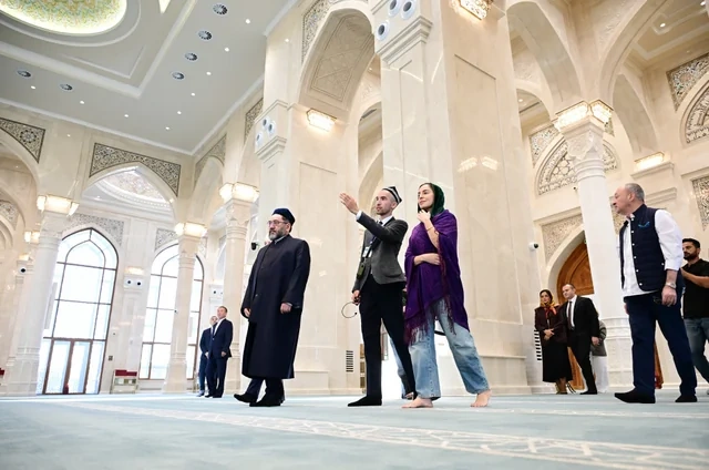 Leyla Əliyeva Səmərqənddə "Uşağın gözü ilə dünya" sərgisi və İmam əl-Buxari memorial kompleksi ilə tanış olub - Foto