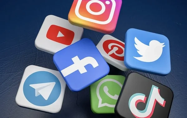 "TikTok" və "YouTube" Böyük Britaniyada uşaqlar üçün təhlükəli hesab olunub