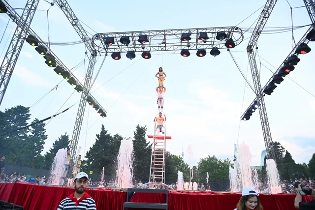Leyla və Arzu Əliyevalar "CandyFest" yay festivalını ziyarət edib, "Sehrli mirvari" su sirki şousunu izləyiblər - FOTO