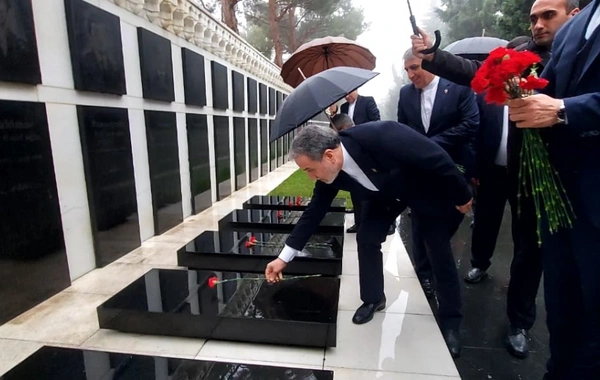 Seyid Abbas Əraqçı Şəhidlər xiyabanını ziyarət edib