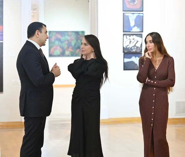 İlham Əliyev, Mehriban Əliyeva və ailə üzvləri "Mənim Abşeronum: Üstə gəl" adlı retrospektiv sərgi ilə tanış olublar - Foto