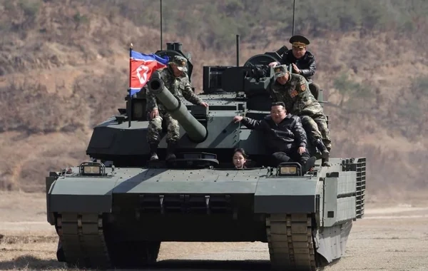 Kim Çen In qızı ilə birlikdə tankı sınaqdan keçirdi - FOTO