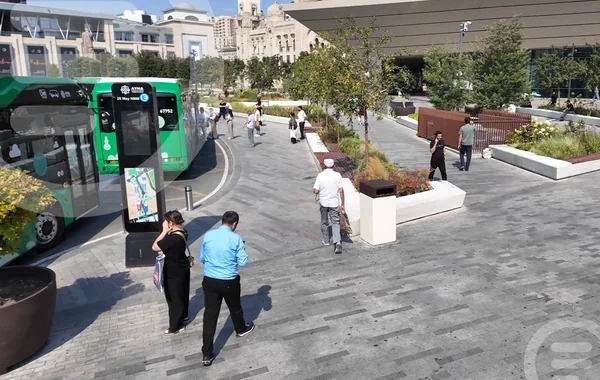 Xətlərin ayrılmasından sonra metro stansiyalarının qarşısında nələr yaşandı? - VİDEOREPORTAJ