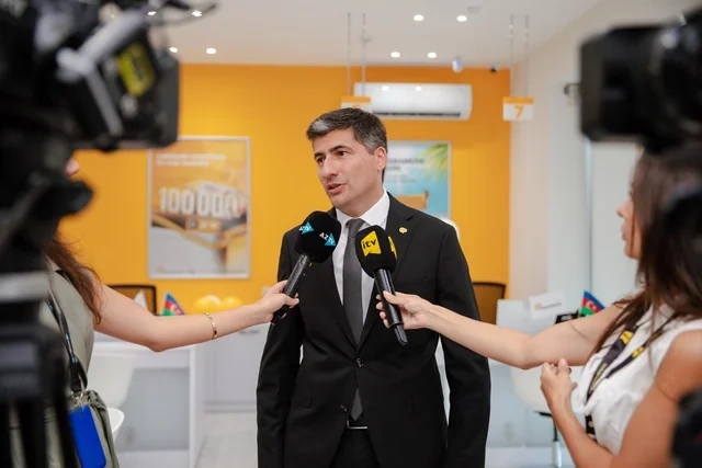 "Expressbank" eyni gündə iki filial açıb