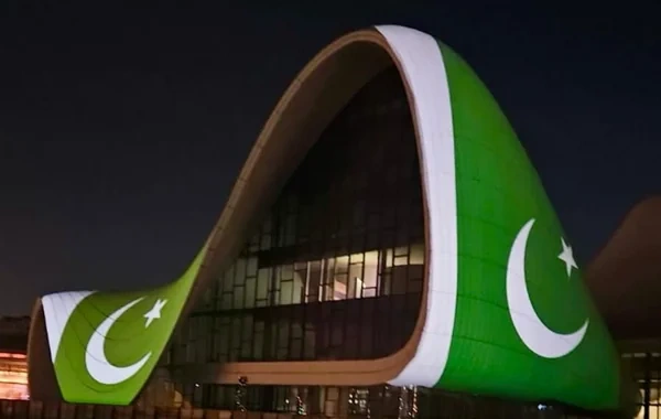 Heydər Əliyev Mərkəzinin binası üzərinə Pakistan bayrağı proyeksiya olunub - FOTO