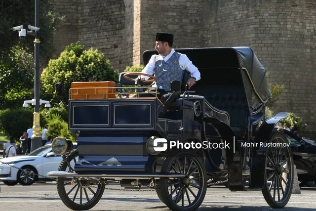 Bulvarda yeni xidmət: Elektrik mühərrikli retro faytonlar istifadəyə verildi - FOTO