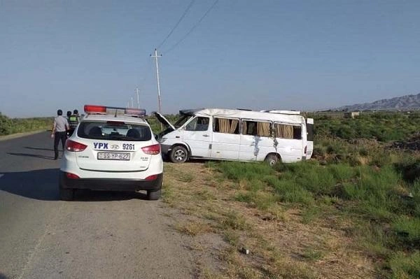 Fəhlələri daşıyan mikroavtobus aşdı: yaralılar var