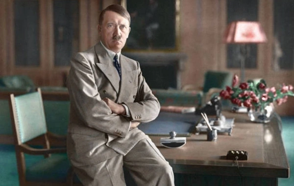Adolf Hitlerin iki rəsm əsəri hərracda satıldı