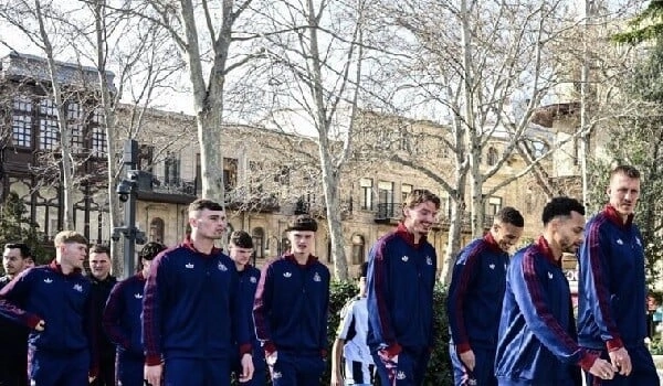 “Nyukasl”ın futbolçuları Bakı küçələrində - Foto