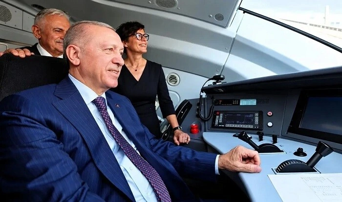 Ərdoğan qatarı özü idarə etdi - Video