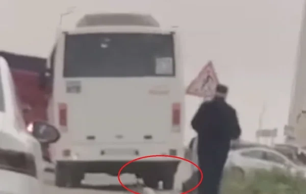 Xırdalanda avtobus səki ilə hərəkət etdi - VİDEO