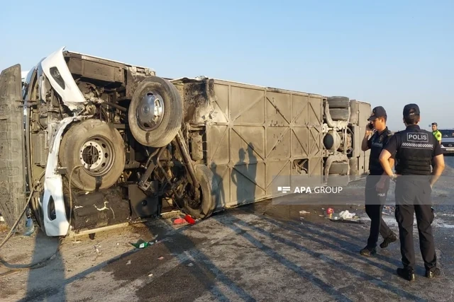 Bakı-Qazax yolunda ağır qəza: Sərnişin avtobusu aşdı, 30-dan çox yaralı var - FOTO