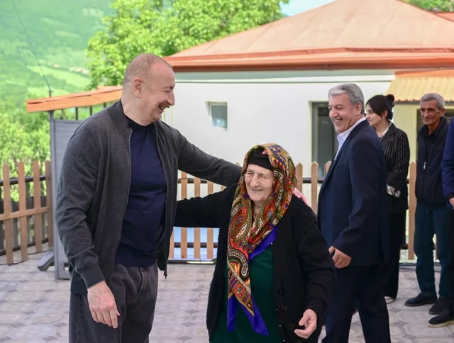 İlham Əliyev Şuşanın Böyük Qaladərəsi kəndində görülən işlərlə tanış olub, sakinlərlə görüşüb