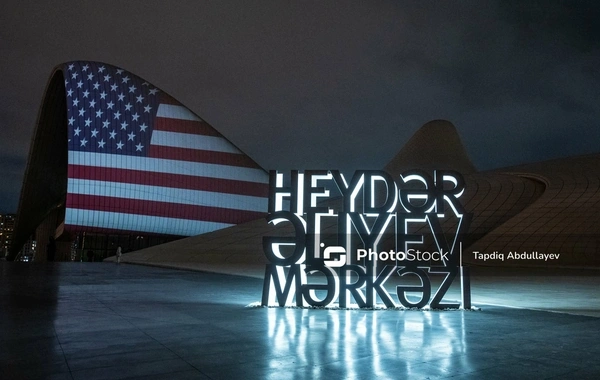 Heydər Əliyev Mərkəzinin binası Amerika Birləşmiş Ştatlarının dövlət bayrağı ilə işıqlandırılıb