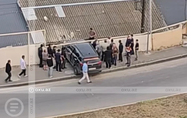 Bakıda sürücü idarəetməni itirdi, avtomobil divara çırpıldı - VİDEO