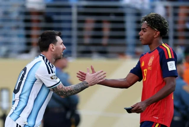 Finaldan sonra diqqətçəkən an: Messi Lamin Yamala sarıldı