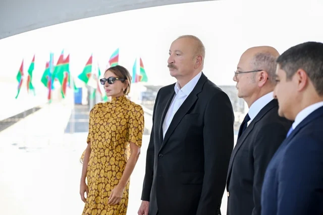 Prezident Naxçıvan şəhərində "Şəms 1" və "Qərbi Üfüq" Günəş Elektrik stansiyalarında görülən işlərlə tanış olub - FOTO