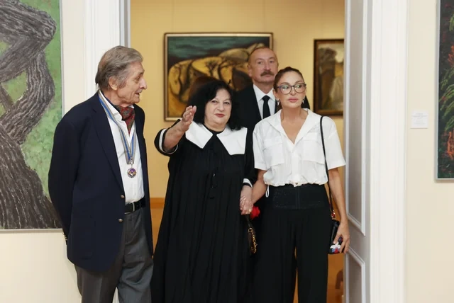 İlham Əliyev, Mehriban Əliyeva və ailə üzvləri "Mənim Abşeronum: Üstə gəl" adlı retrospektiv sərgi ilə tanış olublar - Foto