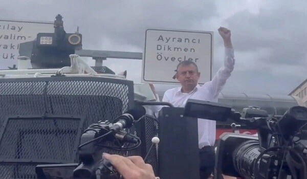 Özgür Özəl TOMA-nın üzərinə dırmaşdı - Video