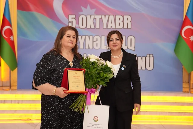 Xətai rayonunda Beynəlxalq Müəllimlər Günü münasibətilə "Zirvəyə Aparan İşıq" adlı tədbir keçirilib - Foto/Video