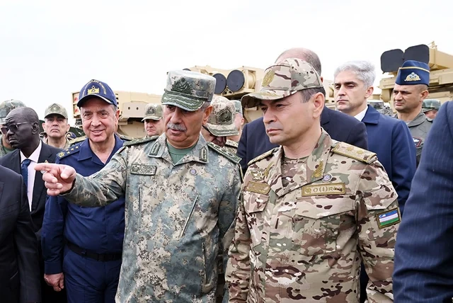 Üç ölkənin müdafiə nazirləri Xocavənddə hərbi texnikaların sərgisinə baxış keçirdilər - Foto/Video
