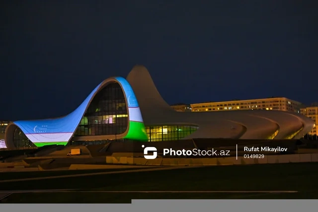 Heydər Əliyev Mərkəzinin binası üzərinə Özbəkistan bayrağı proyeksiya olunub - FOTO - VİDEO